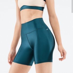 NWT: Fabletics High-Waisted Shine Short 6" XL